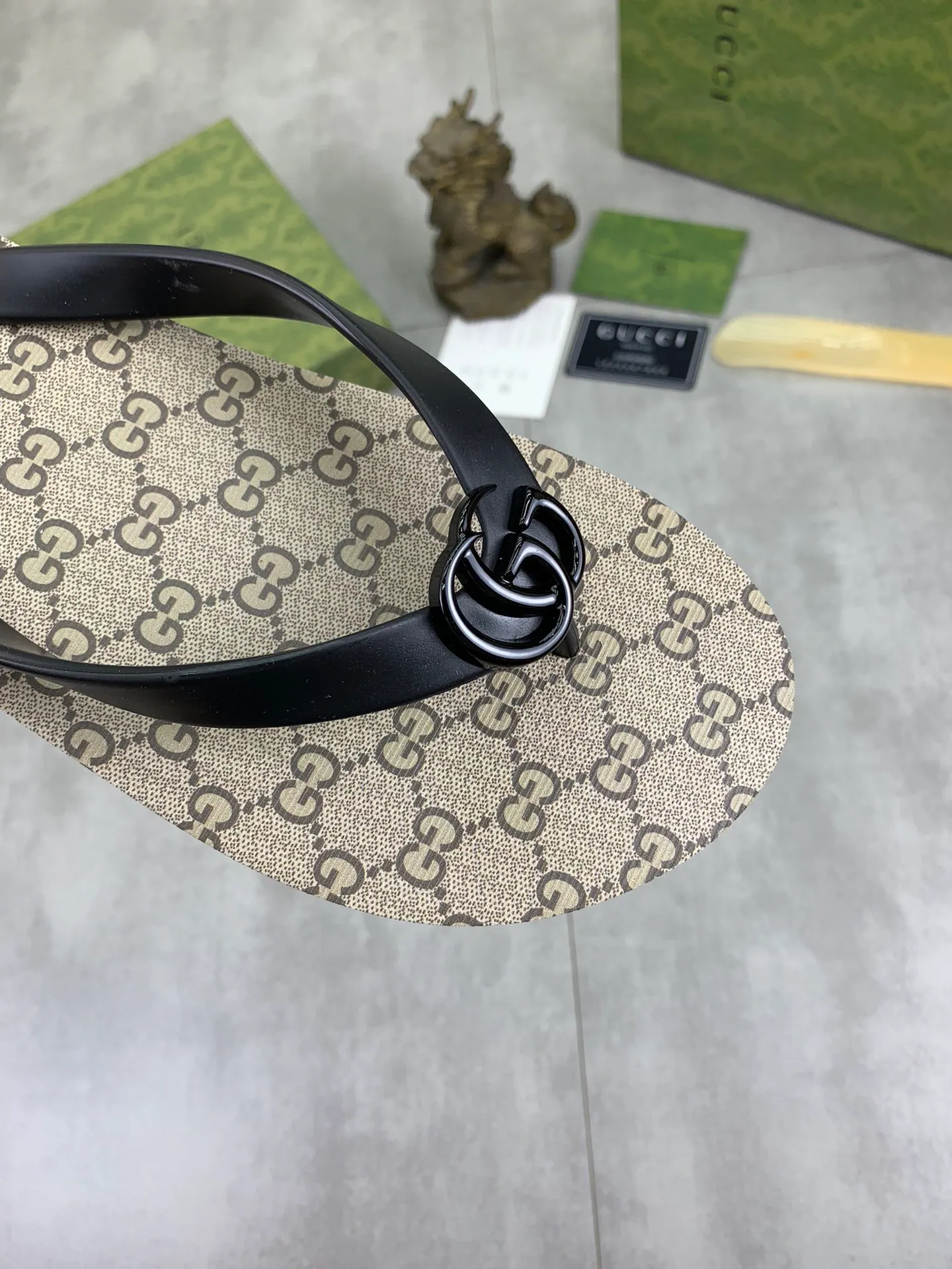 Men's men's shoes 💰P220💰【New style】🆘【GUCCI】Official website's popular Gucci adult couple 🧑‍🤝‍🧑 style, children's flip-flops are on sale at the counter simultaneously! Original fabric imported from Italy. Original bottom provided by the original factory. Size: Adult 36-45. Children’s size: 30-37. Multiple colors available.